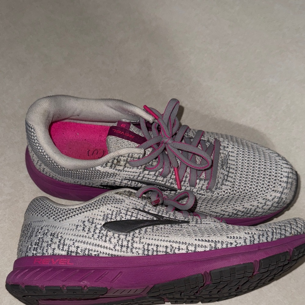 Brooks Women's Athletic Shoes in Gray and Pink